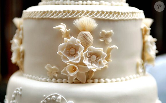 La pâtissière Fiona Cairns a composé le gâteau de mariage selon les suggestions de Catherine Middleton, la mariée. Pièce maîtresse de la réception donnée par la reine à Buckingham, il a été exposé dans la galerie des tableaux, et les mariés l'ont coupé avant de quitter les lieux pour se changer pour la soirée de fête.