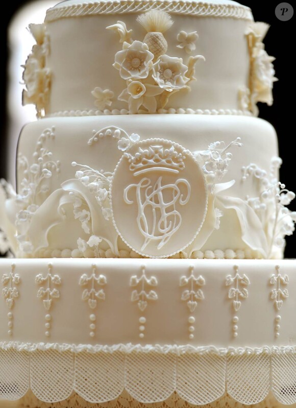 La pâtissière Fiona Cairns a composé le gâteau de mariage selon les suggestions de Catherine Middleton, la mariée. Pièce maîtresse de la réception donnée par la reine à Buckingham, il a été exposé dans la galerie des tableaux, et les mariés l'ont coupé avant de quitter les lieux pour se changer pour la soirée de fête.