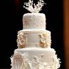 La pâtissière Fiona Cairns a composé le gâteau de mariage selon les suggestions de Catherine Middleton, la mariée. Pièce maîtresse de la réception donnée par la reine à Buckingham, il a été exposé dans la galerie des tableaux, et les mariés l'ont coupé avant de quitter les lieux pour se changer pour la soirée de fête.