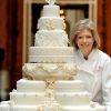 La pâtissière Fiona Cairns évoquait fin mars 2011 le gâteau de mariage réalisé selon les  suggestions de Catherine Middleton, la mariée. Pièce maîtresse de la  réception donnée par la reine à Buckingham, il a été exposé dans la  galerie des tableaux le 29 avril.
