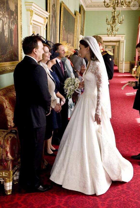 Le prince William et sa femme Catherine ont rallié le palais de Buckingham en landau après la célébration de leur mariage à Westminster. Ils y ont rencontré des dignitaires et ont coupé leur gâteau de mariage monumental, avant de s'éclipser en DB6 Volante pour Clarence House.