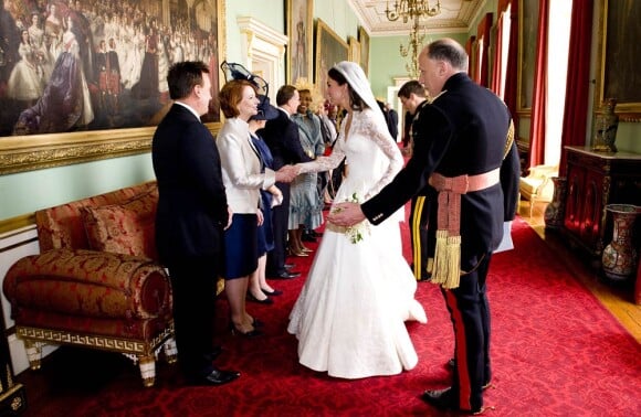 Le prince William et sa femme Catherine ont rallié le palais de Buckingham en landau après la célébration de leur mariage à Westminster. Ils y ont rencontré des dignitaires et ont coupé leur gâteau de mariage monumental, avant de s'éclipser en DB6 Volante pour Clarence House.