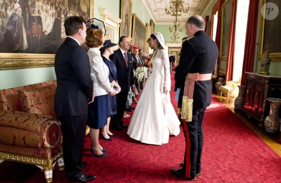 Le prince William et sa femme Catherine ont rallié le palais de Buckingham en landau après la célébration de leur mariage à Westminster. Ils y ont rencontré des dignitaires et ont coupé leur gâteau de mariage monumental, avant de s'éclipser en DB6 Volante pour Clarence House.