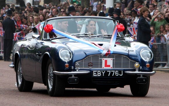 Le prince William et sa femme Catherine ont rallié le palais de Buckingham en landau après la célébration de leur mariage à Westminster. Ils y ont rencontré des dignitaires et ont coupé leur gâteau de mariage monumental, avant de s'éclipser en DB6 Volante pour Clarence House.
