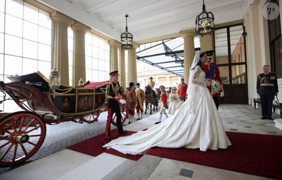 Le prince William et sa femme Catherine ont rallié le palais de Buckingham en landau après la célébration de leur mariage à Westminster. Ils y ont rencontré des dignitaires et ont coupé leur gâteau de mariage monumental, avant de s'éclipser en DB6 Volante pour Clarence House.