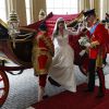 Le prince William et sa femme Catherine ont rallié le palais de Buckingham en landau après la célébration de leur mariage à Westminster. Ils y ont rencontré des dignitaires et ont coupé leur gâteau de mariage monumental, avant de s'éclipser en DB6 Volante pour Clarence House.