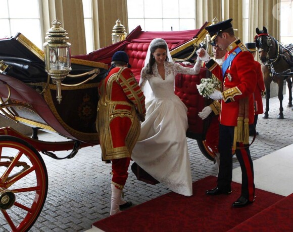 Le prince William et sa femme Catherine ont rallié le palais de Buckingham en landau après la célébration de leur mariage à Westminster. Ils y ont rencontré des dignitaires et ont coupé leur gâteau de mariage monumental, avant de s'éclipser en DB6 Volante pour Clarence House.
