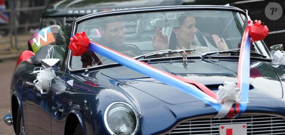 Le prince William et sa femme Catherine ont rallié le palais de Buckingham en landau après la célébration de leur mariage à Westminster. Ils y ont rencontré des dignitaires et ont coupé leur gâteau de mariage monumental, avant de s'éclipser en DB6 Volante pour Clarence House.
