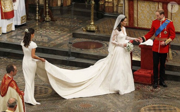 Le prince William et sa femme Catherine ont rallié le palais de Buckingham en landau après la célébration de leur mariage à Westminster. Ils y ont rencontré des dignitaires et ont coupé leur gâteau de mariage monumental, avant de s'éclipser en DB6 Volante pour Clarence House.