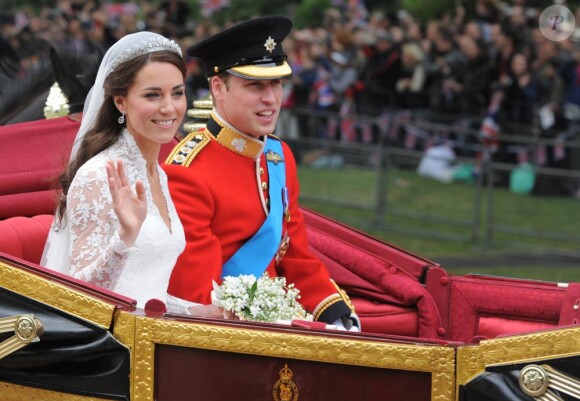Le prince William et sa femme Catherine ont rallié le palais de Buckingham en landau après la célébration de leur mariage à Westminster. Ils y ont rencontré des dignitaires et ont coupé leur gâteau de mariage monumental, avant de s'éclipser en DB6 Volante pour Clarence House.