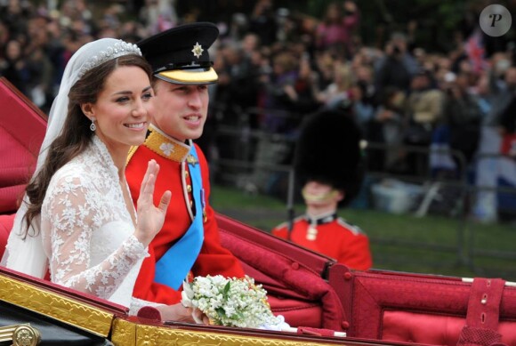 Le prince William et sa femme Catherine ont rallié le palais de Buckingham en landau après la célébration de leur mariage à Westminster. Ils y ont rencontré des dignitaires et ont coupé leur gâteau de mariage monumental, avant de s'éclipser en DB6 Volante pour Clarence House.