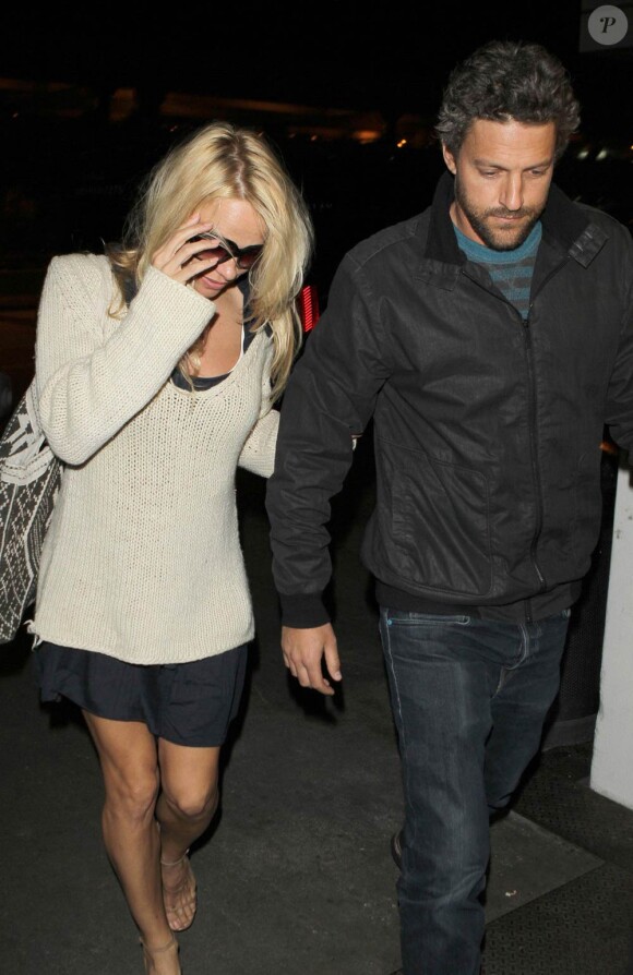 Pamela Anderson et son compagnon Jon Rose sont à l'aéroport de Los Angeles, en partance pour New York. Le 28 avril 2011