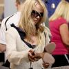 Pamela Anderson est à l'aéroport de Los Angeles, en partance pour New York. Son compagnn Jon Rose est à ses côtés. Le 28 avril 2011