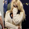 Pamela Anderson est à l'aéroport de Los Angeles, en partance pour New York. Son compagnn Jon Rose est à ses côtés. Le 28 avril 2011