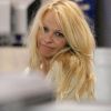 Pamela Anderson et son compagnon Jon Rose sont à l'aéroport de Los Angeles, en partance pour New York. Le 28 avril 2011