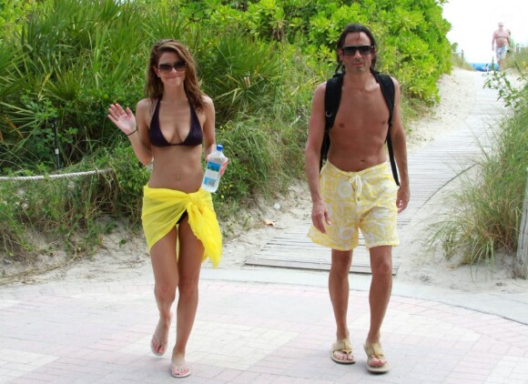 Maria Menounos et son chéri Kevin Undergaro, sur la plage à Miami, le 1er mai 2011