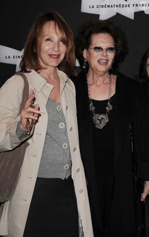 Nathalie Baye et Claudia Cardinale à l'occasion de l'hommage donné à Jean-Pierre Aumont avec projection de La Nuit américaine, qui s'est tenu à la Cinémathèque Française, à Paris, le 2 mai 2011.