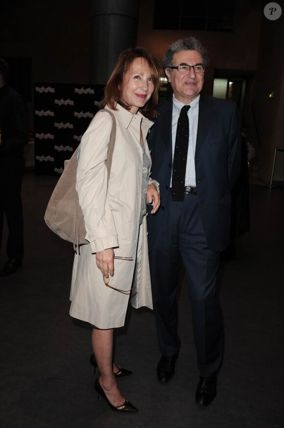 Nathalie Baye et Serge Toubiana à l'occasion de l'hommage donné à Jean-Pierre Aumont avec projection de La Nuit américaine, qui s'est tenu à la Cinémathèque Française, à Paris, le 2 mai 2011.