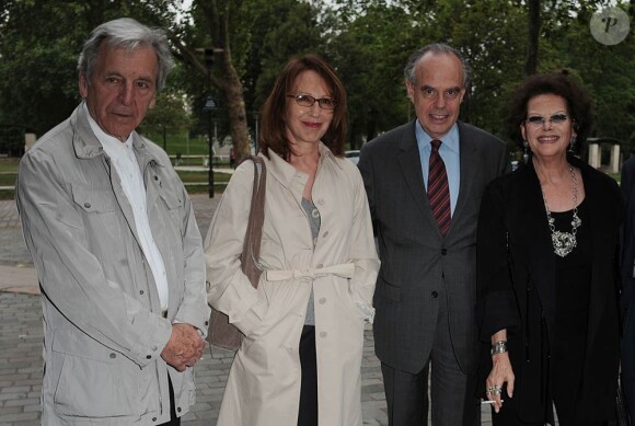 Costa-Gavras, Nathalie Baye, Frédéric Mitterrand et Claudia Cardinale à l'occasion de l'hommage donné à Jean-Pierre Aumont avec projection de La Nuit américaine, qui s'est tenu à la Cinémathèque Française, à Paris, le 2 mai 2011.