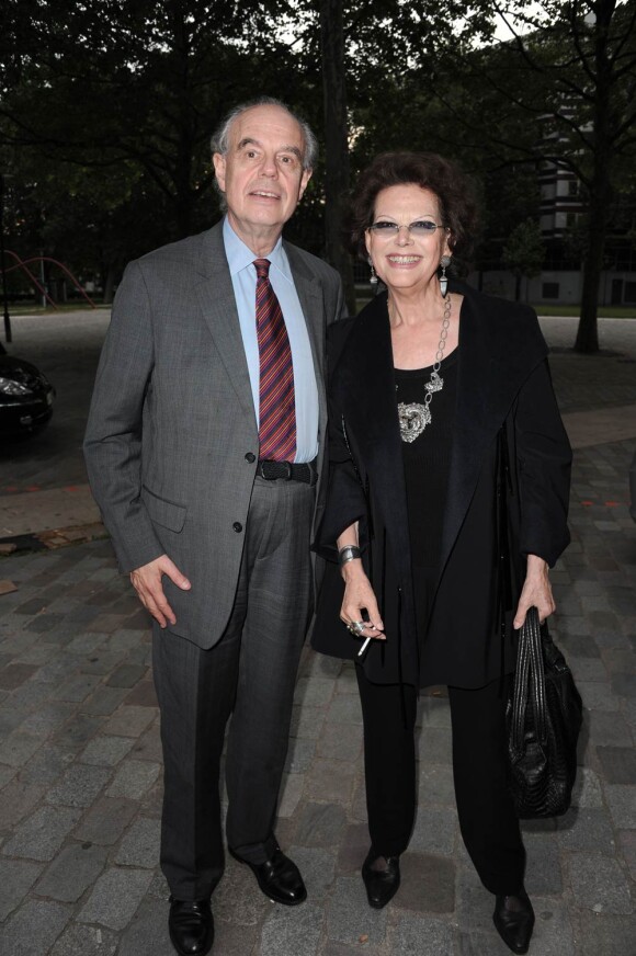 Frédéric Mitterrand et Claudia Cardinale à l'occasion de l'hommage donné à Jean-Pierre Aumont avec projection de La Nuit américaine, qui s'est tenu à la Cinémathèque Française, à Paris, le 2 mai 2011.