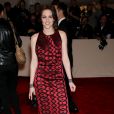 La ravissante Kristen Stewart est tout simplement hors jeu avec cette robe aux motifs démodés. New York, 2 mai 2011 