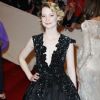 Mia Wasikowska a commis une grosse faute : la mode aujourd'hui c'est soit très long, soit très court ! New York, 2 mai 2011