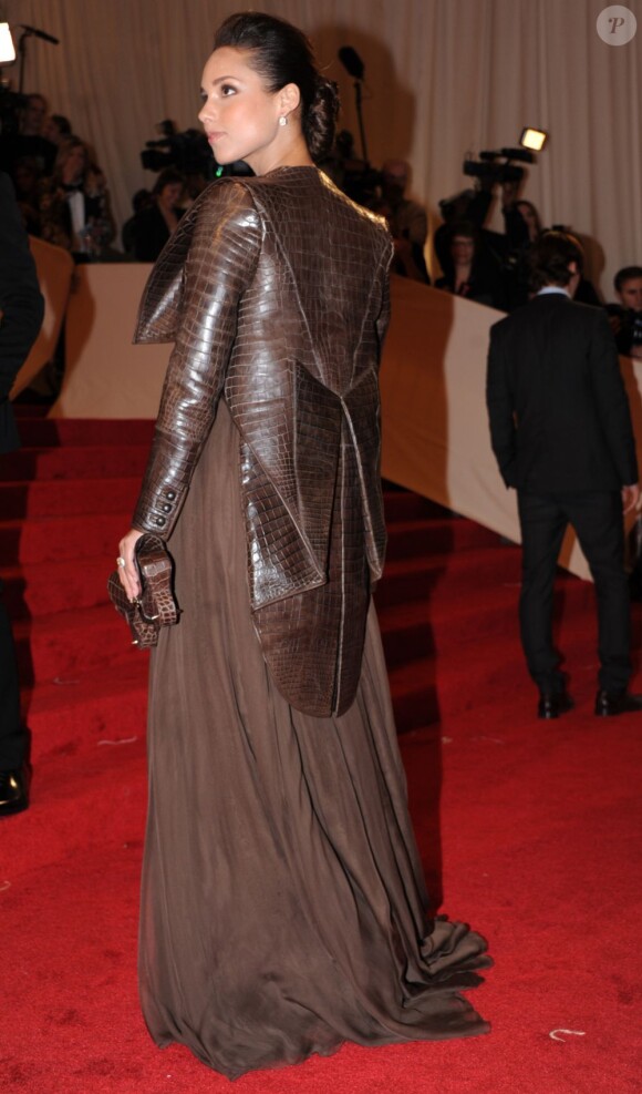 La robe d'Alicia Keys est juste affreuse ! New York, 2 mai 2011