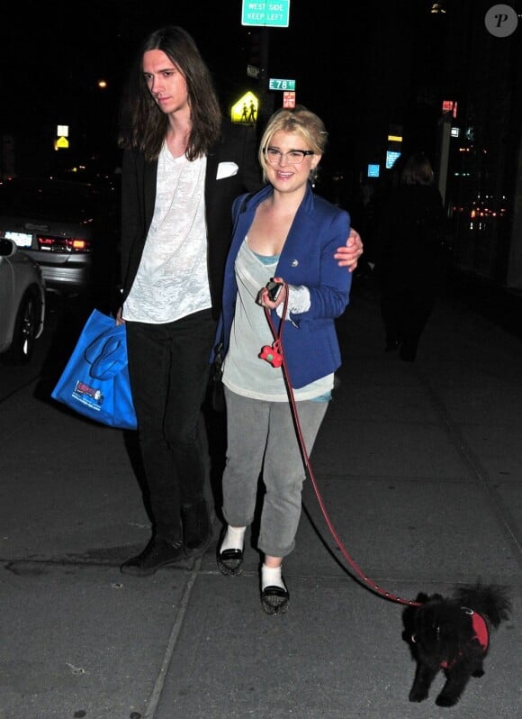 Kelly Osbourne ivre de bonheur avec son chéri Rob Damiani à New York le 2 mai 2011
