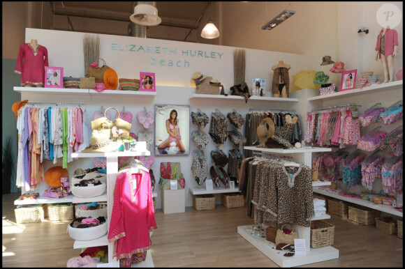 Elizabeth Hurley continue de promouvoir sa marque de maillot de bain et d'accessoires de plage à travers le monde ! Elle a ouvert une nouvelle boutique à Fidenza village à Milan, Italie le 4 mai 2011.