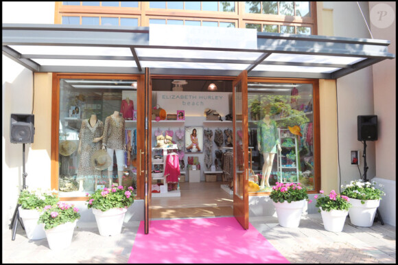 Elizabeth Hurley continue de promouvoir sa marque de maillot de bain et d'accessoires de plage à travers le monde ! Elle a ouvert une nouvelle boutique à Fidenza village à Milan, Italie le 4 mai 2011.