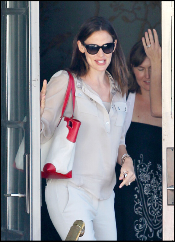 Jennifer Garner à Brentwood à la sortie d'un déjeuner entre amies le 4 mai 2011. Elle porte un sac Cartier.