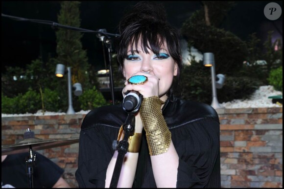 La chanteuse Uffie en live lors de la présentation de la nouvelle collection Morellato, dans l'enceinte du Club de l'Arc, à Paris, le 5 mai 2011.