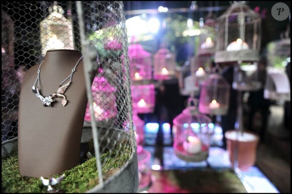 La nouvelle collection Morellato, créée par Jade Jagger, lors de sa présentation dans l'enceinte du Club de l'Arc, à Paris, le 5 mai 2011.