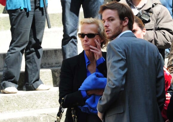 Christine Ockrent et son fils Alexandre Kouchner, au dernier hommage rendu à Marie-France Pisier, à Paris, le 5 mai 2011.
