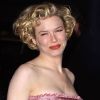 Renée Zellweger dans une robe rose poudrée en 2002, était fière de ses formes 