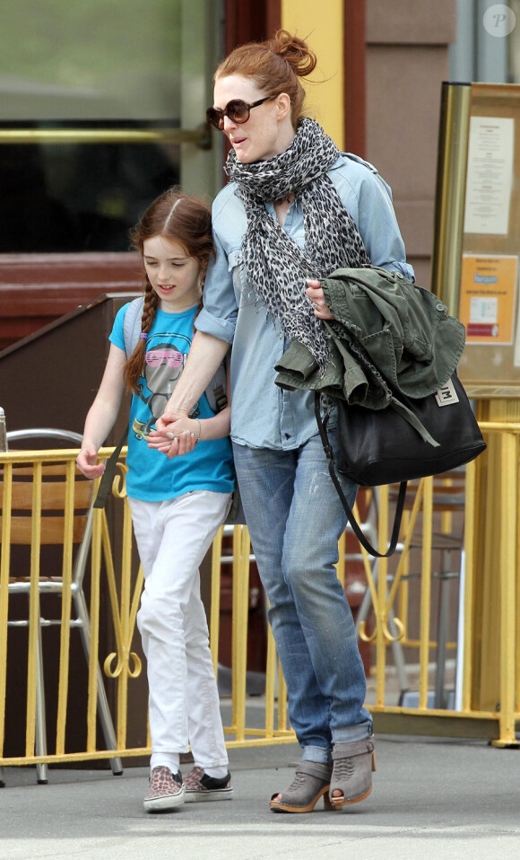 Julianne Mooore va cherhcer sa fille Liv à l'école. New York, le 6 mai 2011