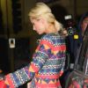 Paris Hilton fait le plein tandis que sa soeur Nicky patiente dans la voiture, dimanche 8 mai à Los Angeles.