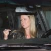 Paris Hilton fait le plein tandis que sa soeur Nicky patiente dans la voiture, dimanche 8 mai à Los Angeles.