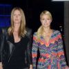Paris Hilton et sa soeur Nicky Hilton arrivent au restaurant BOA Steakhouse à West Hollywood pour dîner en famille à l'occasion de la fête des mères, dimanche 8 mai.