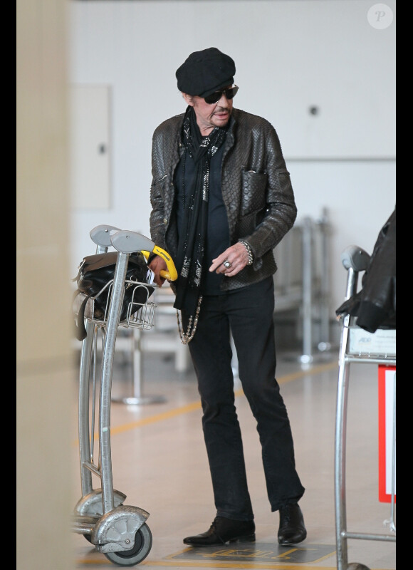 Johnny Hallyday arrive à l'aéroport de Roissy-Charles de Gaulle, le 25  avril 2011, en provenance de Los Angeles. 