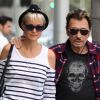 Pause tendresse pour Johnny et Laeticia Hallyday à Los Angeles le 5 avril 2011