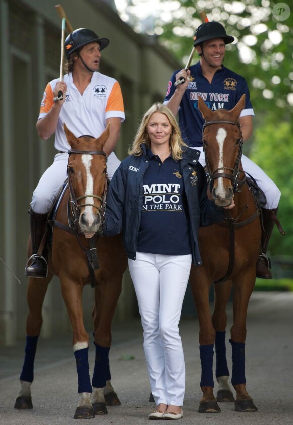 Jodie Kidd lance l'événement Polo in the Park 2011, à Londres, le 10 mai. Son amoureux Andrea Vianini est à ses côtés (en orange).
