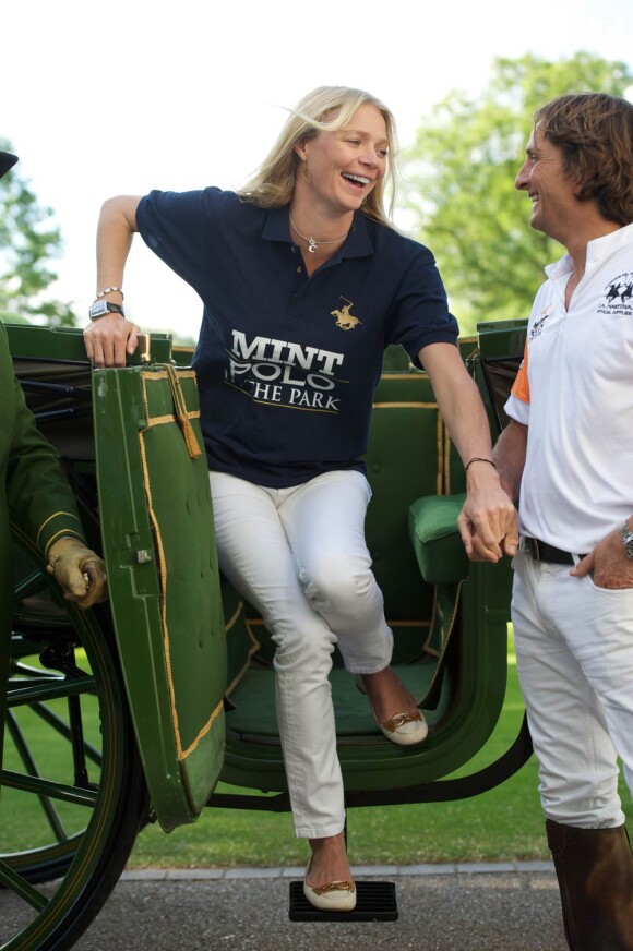 Jodie Kidd lance l'événement Polo in the Park 2011, à Londres, le 10 mai. Son amoureux Andrea Vianini lui sourit amoureusement !