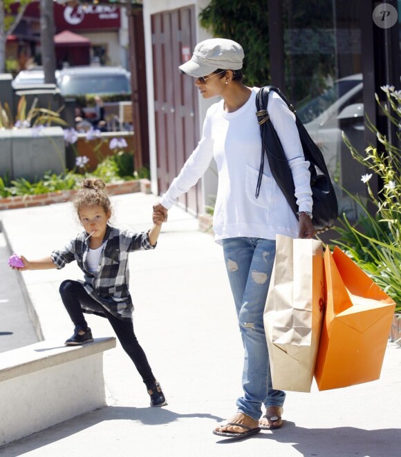 Halle Berry va faire du shopping avec la jolie Nahla, maquillée comme un petit clown. Los Angeles, le 9 mai 2011.