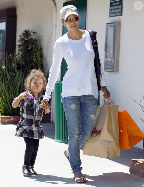 Halle Berry va faire du shopping avec la jolie Nahla, maquillée comme un petit clown. Los Angeles, le 9 mai 2011.