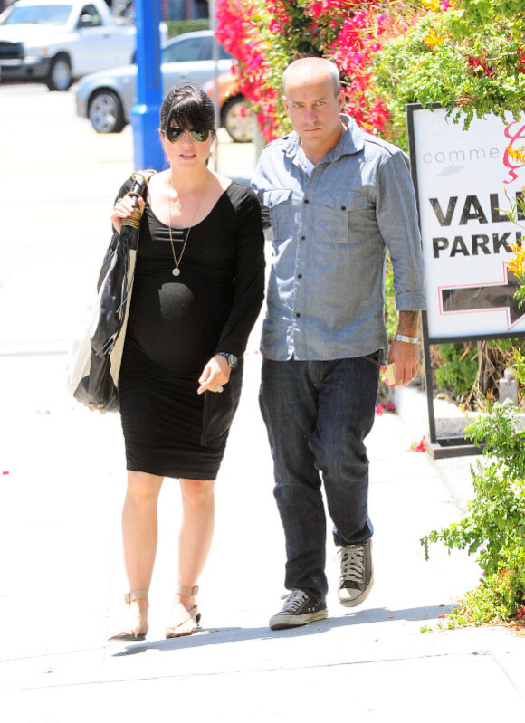 Selma Blair, enceinte et son compagnon Jason Bleick dans les rues de Los Angeles le 10 mai 2011. L'actrice accompagnée de son ami se rendait à son rendez-vous hebdomadaire chez le médecin.