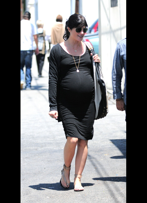 Selma Blair enceinte dans les rues de Los Angeles le 10 mai 2011. L'actrice accompagnée de son ami se rendait à son rendez-vous hebdomadaire chez le médecin.