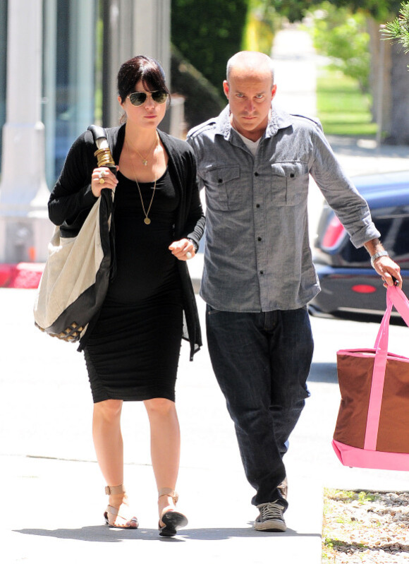 Selma Blair, enceinte et son compagnon Jason Bleick dans les rues de Los Angeles le 10 mai 2011. L'actrice accompagnée de son ami se rendait à son rendez-vous hebdomadaire chez le médecin.
