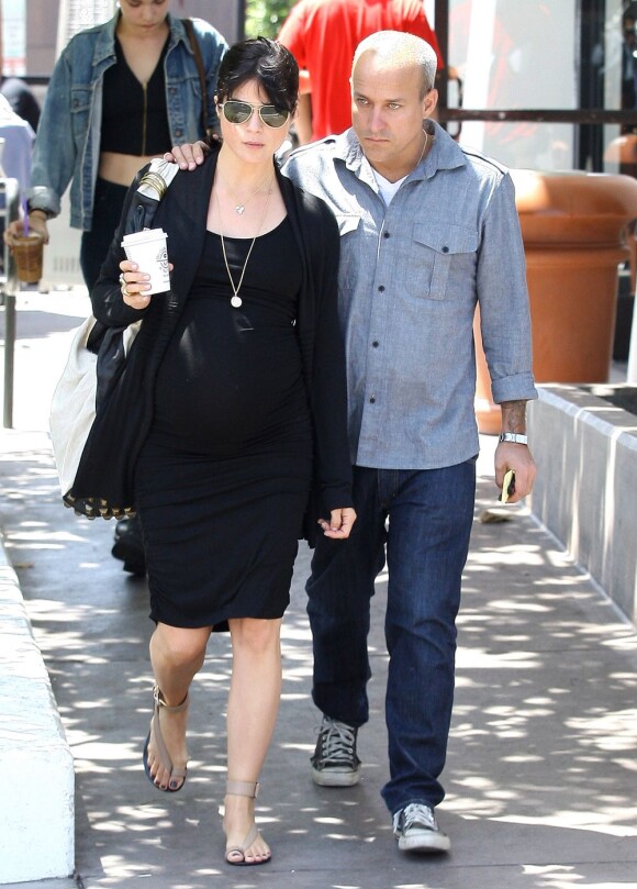 Selma Blair et son compagnon Jason Bleick dans les rues de Los Angeles le 10 mai 2011. L'actrice accompagnée de son ami se rendait à son rendez-vous hebdomadaire chez le médecin.