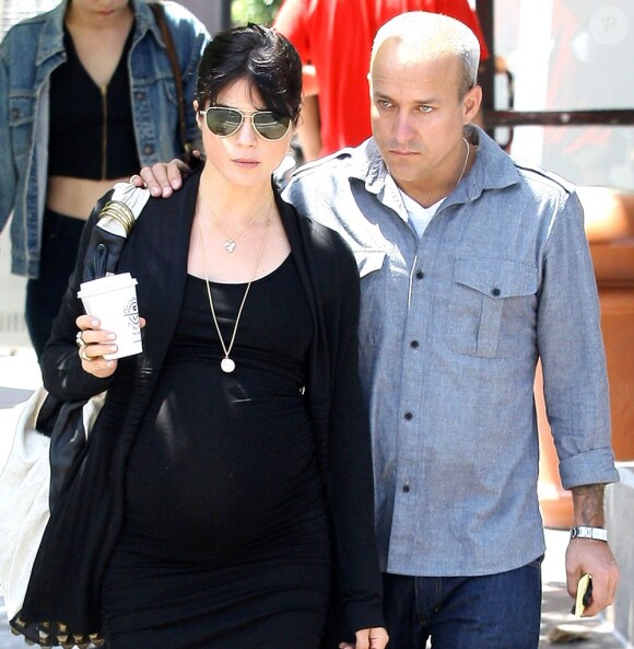 Selma Blair toujours aussi belle pendant sa grossesse avec son compagnon Jason Bleick dans les rues de Los Angeles le 10 mai 2011. 
